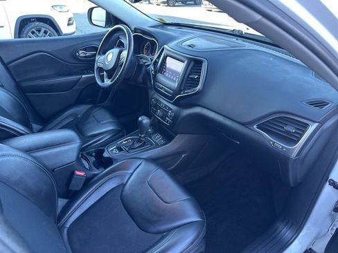 Used 2019 Jeep Cherokee Latitude Plus w/ Comfort/Convenience Group image 7