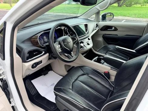Used 2023 Chrysler Pacifica Limited FWD image 14