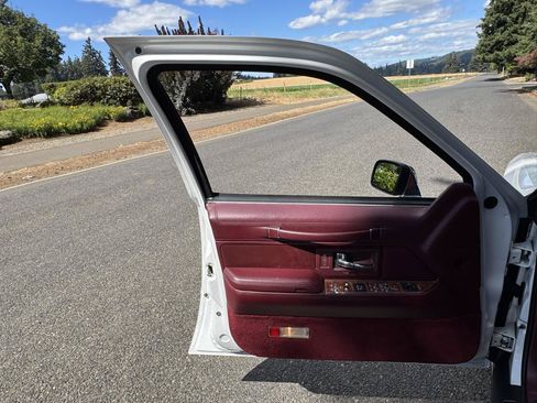 Used 1994 Lincoln Town Car Executive RWD image 27