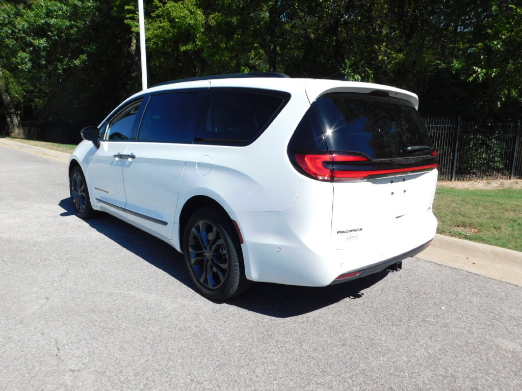 Used 2024 Chrysler Pacifica Touring-L w/ Road Tripper Package AWD/4WD image 9