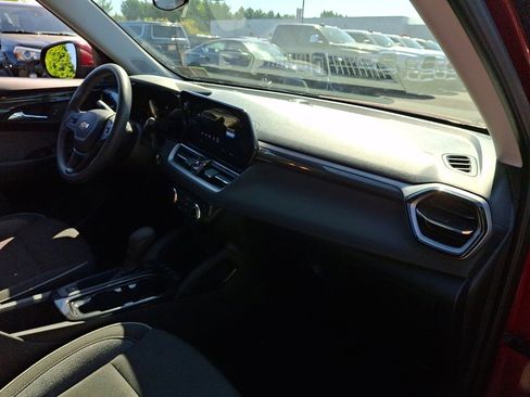 Used 2025 Chevrolet TrailBlazer LT AWD/4WD image 11