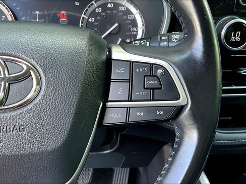 Used 2022 Toyota Highlander XLE image 19