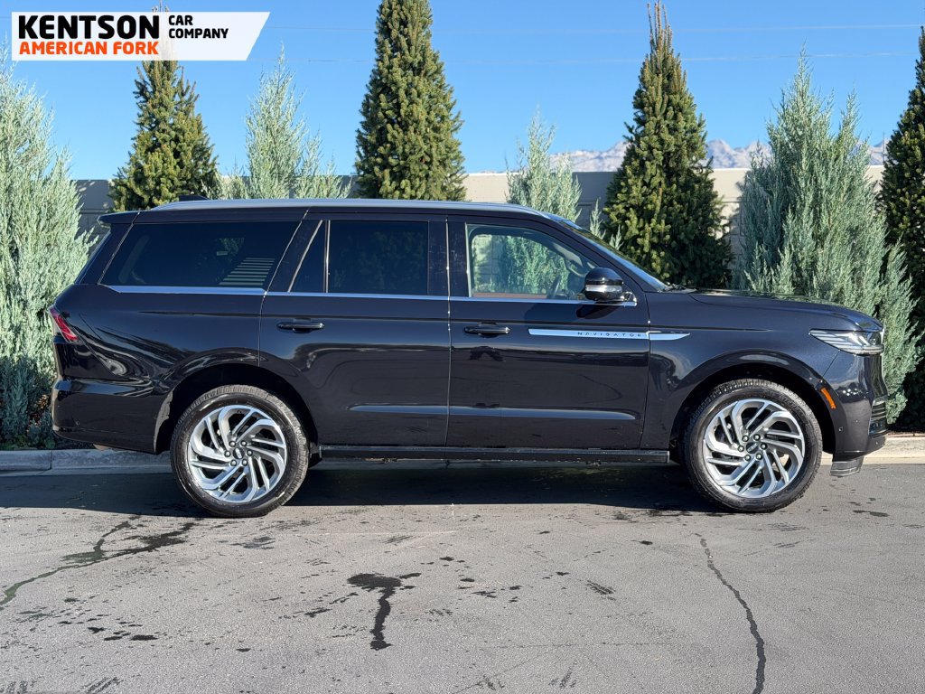 Used 2025 Lincoln Navigator Reserve AWD/4WD image 9