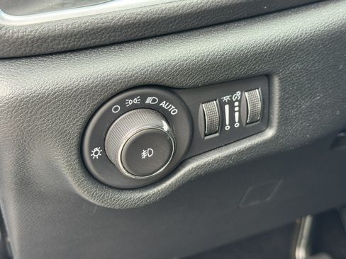 Used 2025 Chrysler Pacifica Limited FWD image 36