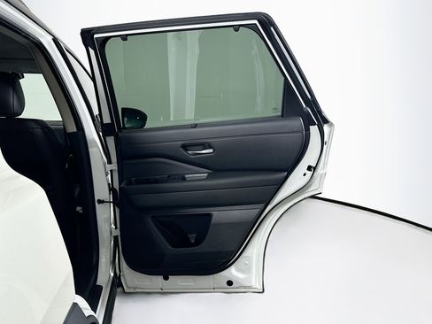 Used 2024 Nissan Pathfinder SL AWD/4WD image 32