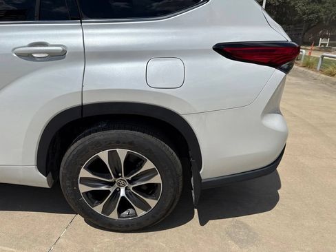 Used 2022 Toyota Highlander XLE FWD image 3