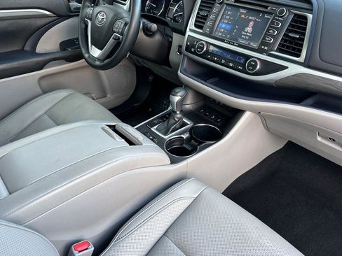 Used 2018 Toyota Highlander Limited image 17