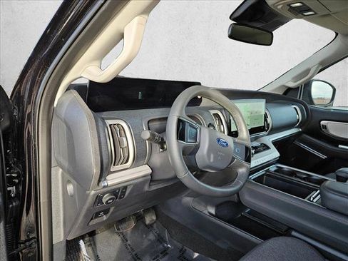 Used 2025 Ford Expedition Active image 8