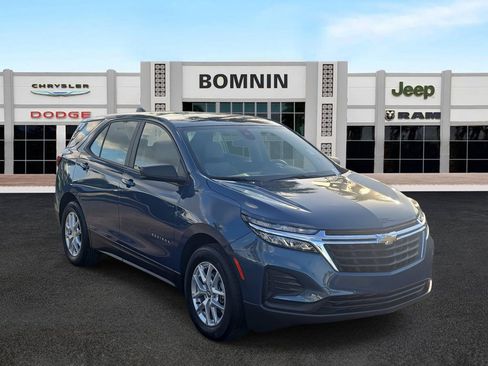 Used 2024 Chevrolet Equinox LS w/ Driver Confidence II Package image 2