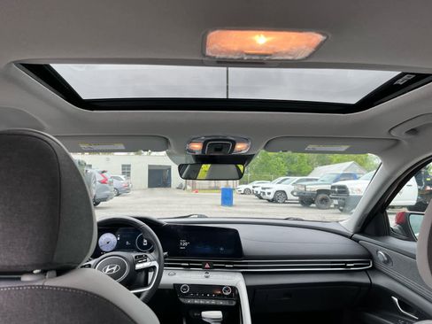 Used 2025 Hyundai Elantra Limited FWD image 23