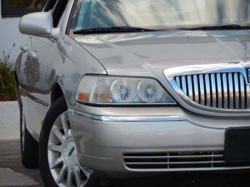 Used 2007 Lincoln Town Car Signature image 6