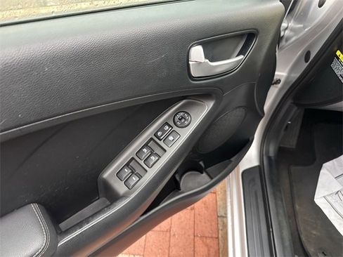 Used 2018 Kia Forte LX image 11