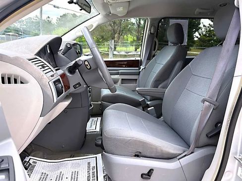 Used 2009 Chrysler Town & Country Touring FWD image 5