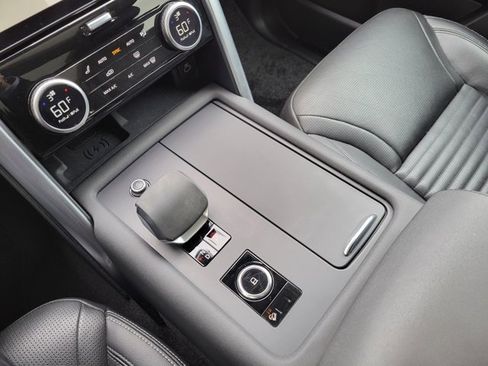 Used 2024 Land Rover Discovery S image 36