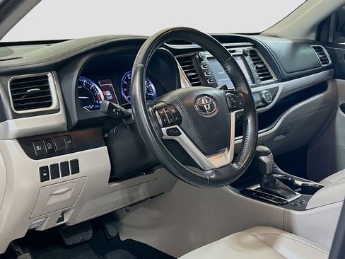 Used 2019 Toyota Highlander XLE FWD image 7