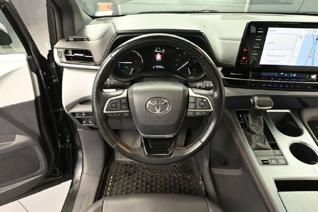Used 2021 Toyota Sienna XSE FWD image 17