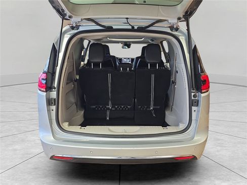 Used 2024 Chrysler Pacifica Limited image 29
