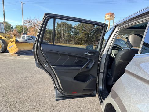Certified 2023 Volkswagen Tiguan SE w/ Panoramic Sunroof Package image 29