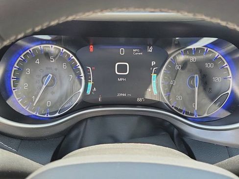 Used 2023 Chrysler Pacifica Touring-L FWD image 32