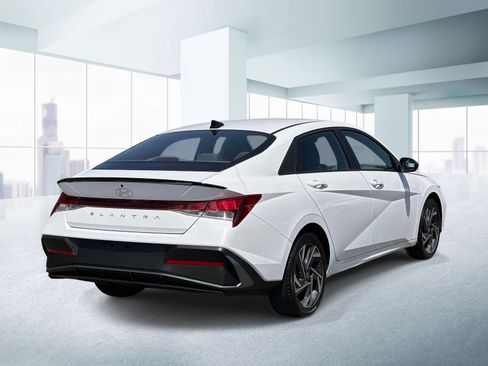 Used 2025 Hyundai Elantra Sport FWD image 4