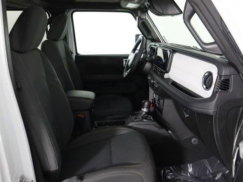 Used 2025 Jeep Wrangler Unlimited Sahara AWD/4WD image 19