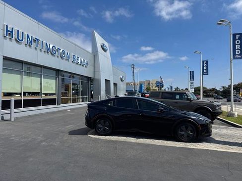 Used 2023 Toyota Prius LE FWD image 3