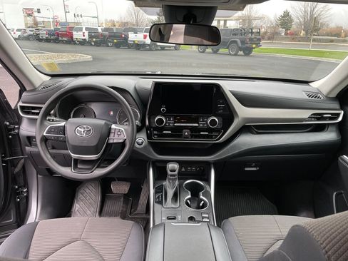 Certified 2023 Toyota Highlander L image 20