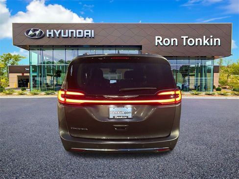 Used 2021 Chrysler Pacifica Touring image 6