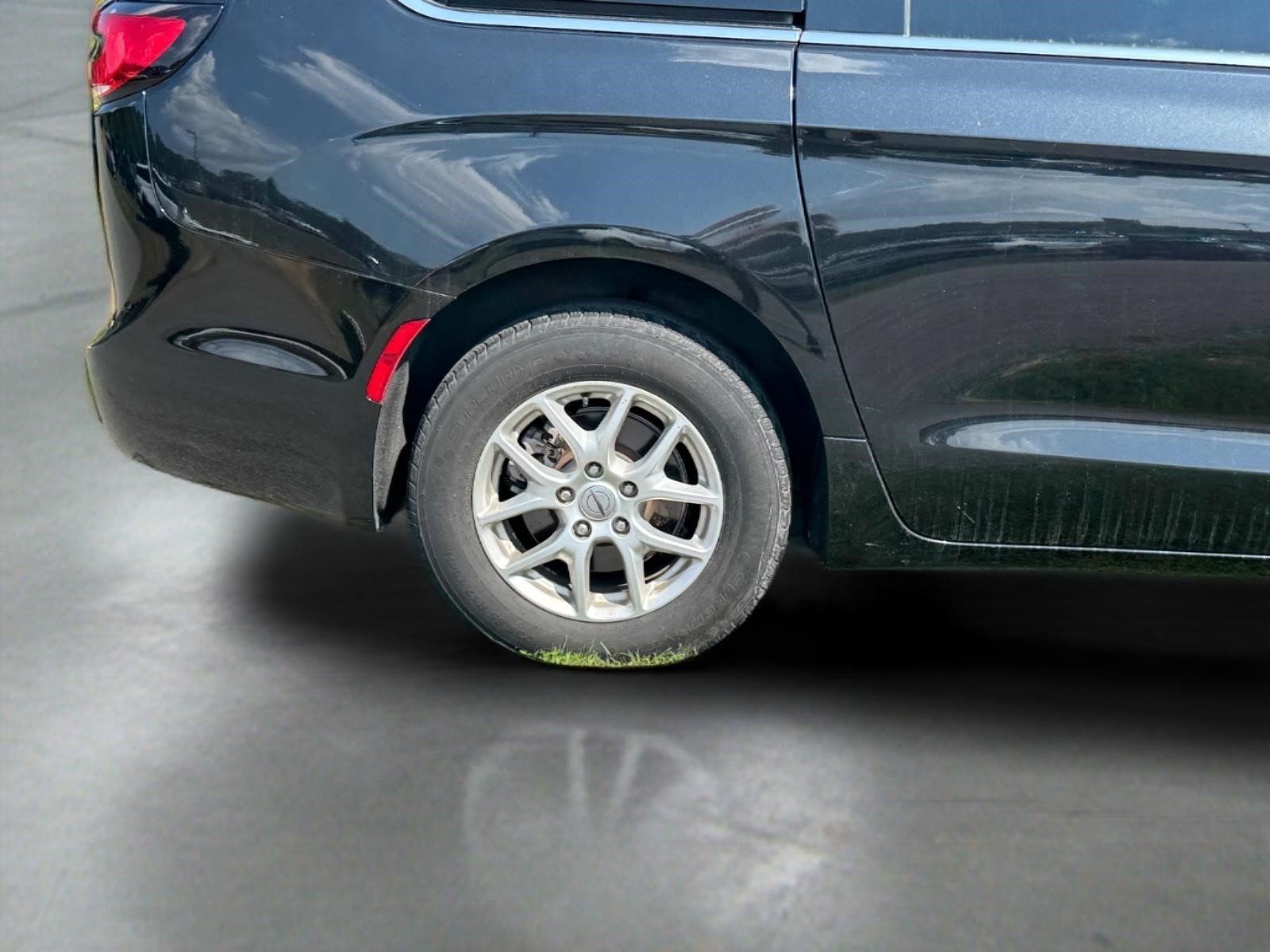 Used 2023 Chrysler Pacifica Touring-L FWD image 14