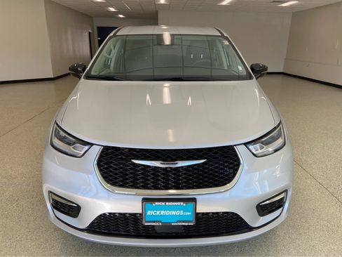 Used 2024 Chrysler Pacifica Touring-L FWD image 4