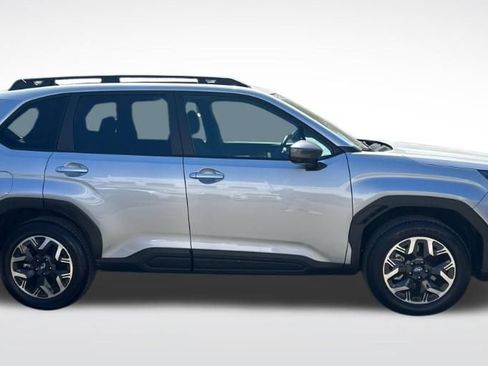 Used 2025 Subaru Forester Premium AWD/4WD image 2