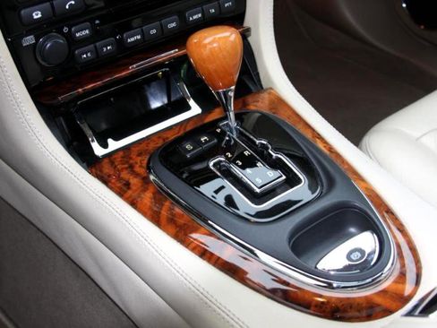 Used 2004 Jaguar XJ8 image 39