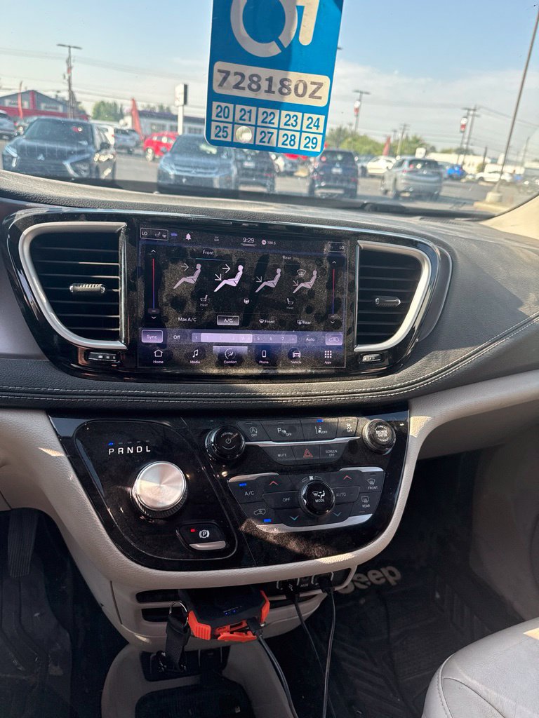 Used 2021 Chrysler Pacifica Touring-L FWD image 11