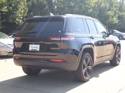 Used 2023 Jeep Grand Cherokee Limited w/ Black Appearance Package AWD/4WD image 5