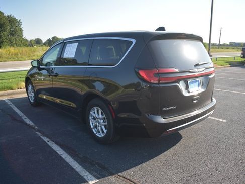 Used 2023 Chrysler Pacifica Touring-L FWD image 7