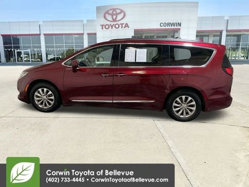 Used 2017 Chrysler Pacifica Touring-L image 5