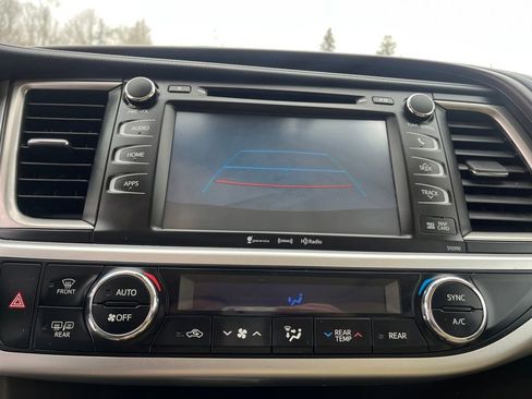 Used 2018 Toyota Highlander XLE image 27