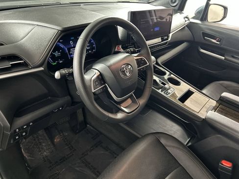 Used 2025 Toyota Sienna Limited image 13