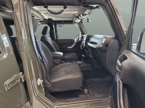 Used 2015 Jeep Wrangler Unlimited Sahara w/ Dual Top Group AWD/4WD image 18
