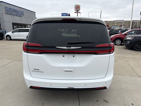 Used 2024 Chrysler Pacifica Touring-L image 4