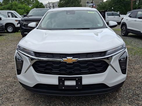 Used 2024 Chevrolet Trax LS w/ LS Convenience Package FWD image 2