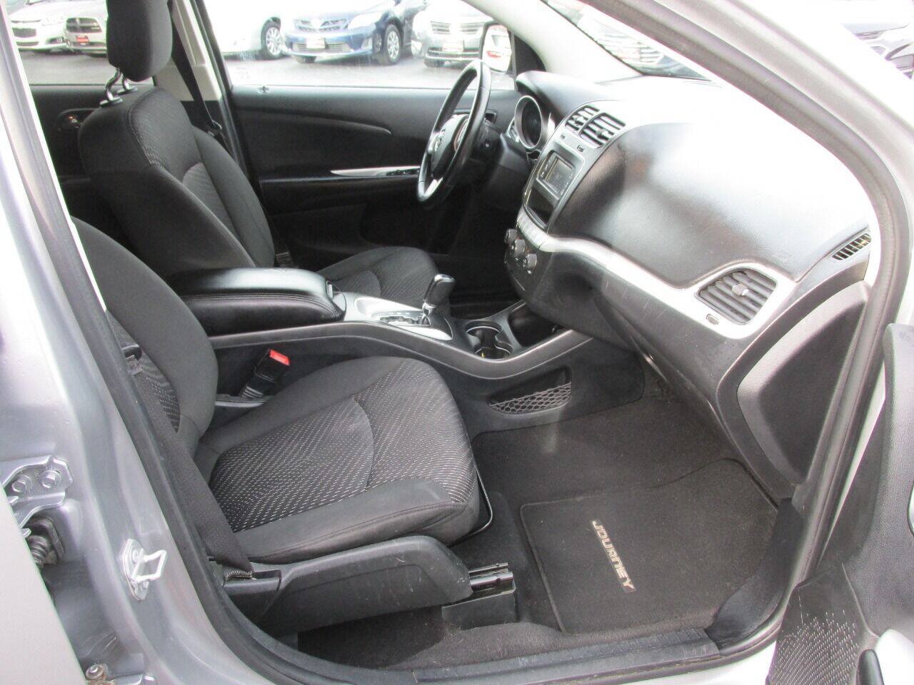 Used 2017 Dodge Journey SE w/ Flexible Seating Group FWD image 28