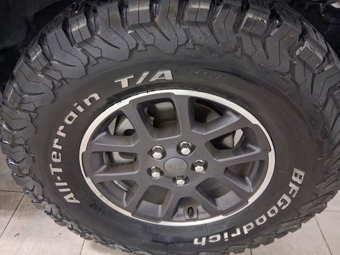 Used 2023 Jeep Gladiator Overland AWD/4WD image 11