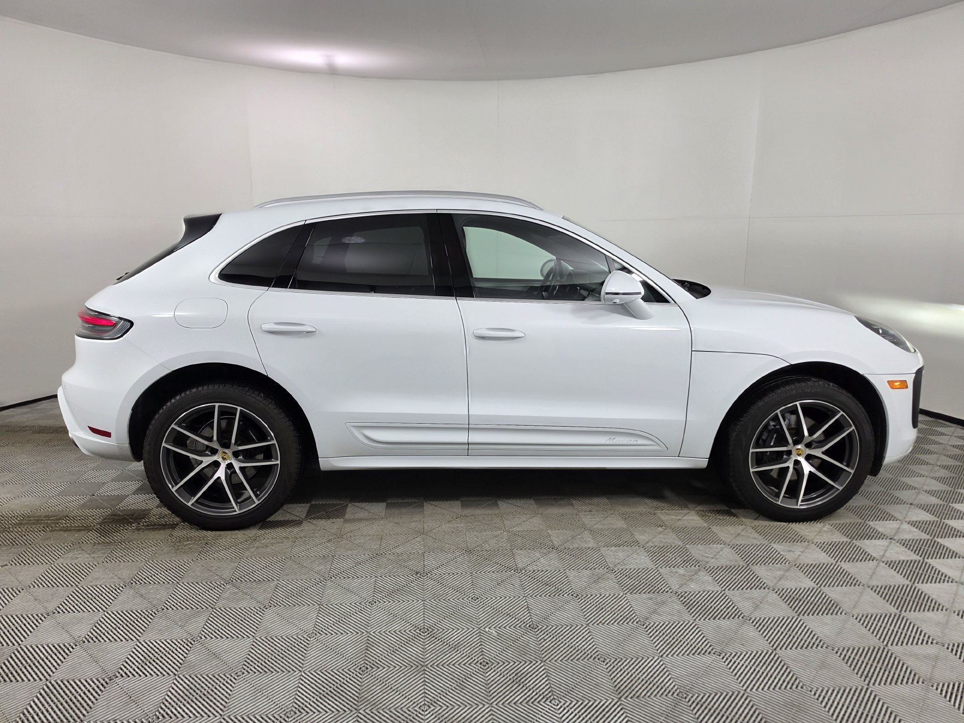 Used 2025 Porsche Macan AWD/4WD image 45