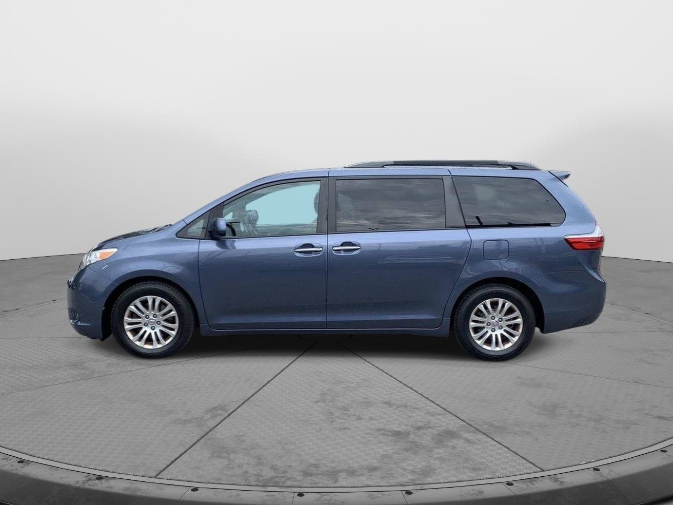 Used 2017 Toyota Sienna XLE Premium FWD image 6