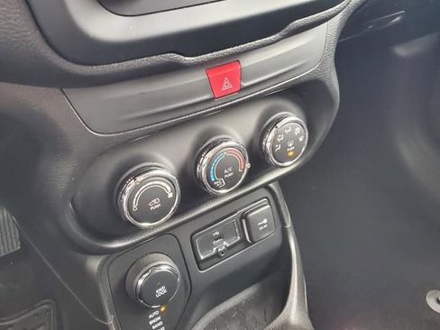 Used 2017 Jeep Renegade Altitude image 29