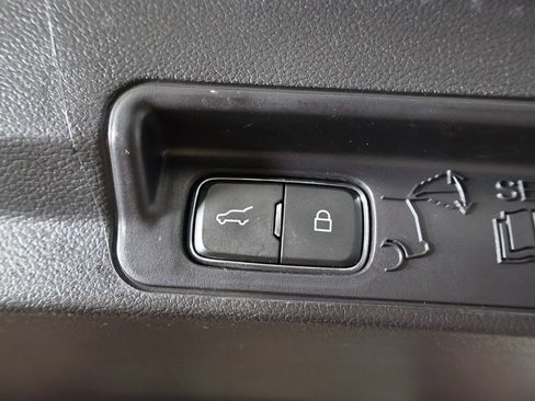 Used 2022 Ford Explorer XLT w/ Equipment Group 202A image 19