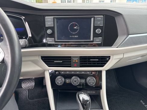 Certified 2023 Volkswagen Jetta SE image 34