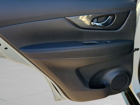 Certified 2017 Nissan Rogue SV w/ Midnight Edition image 31