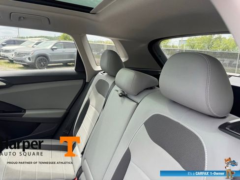 Used 2023 Volkswagen Taos SE w/ Panoramic Sunroof Package image 9